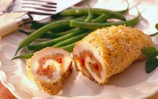 Рулетики из куриной грудки с ветчиной. Куриные рулетики с ветчиной и соусом. Куриные рулетики с ветчиной и ананасом