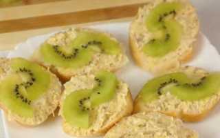 Бутерброды с киви, сыром и чесноком на праздничный стол