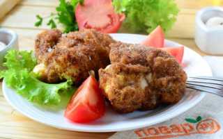 Кармашки из куриного филе с сыром фета, песто и сырным соусом